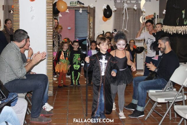 La Falla Oeste celebró con gran ambiente la fiesta de Halloween 5 la merienda de las almas en la falla oeste