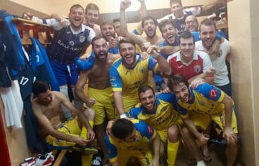 la plantilla del cfs mar denia celebrando la victoria