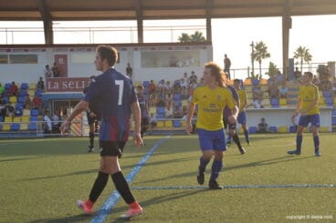 lateral del juvenil b del denia amb un rival