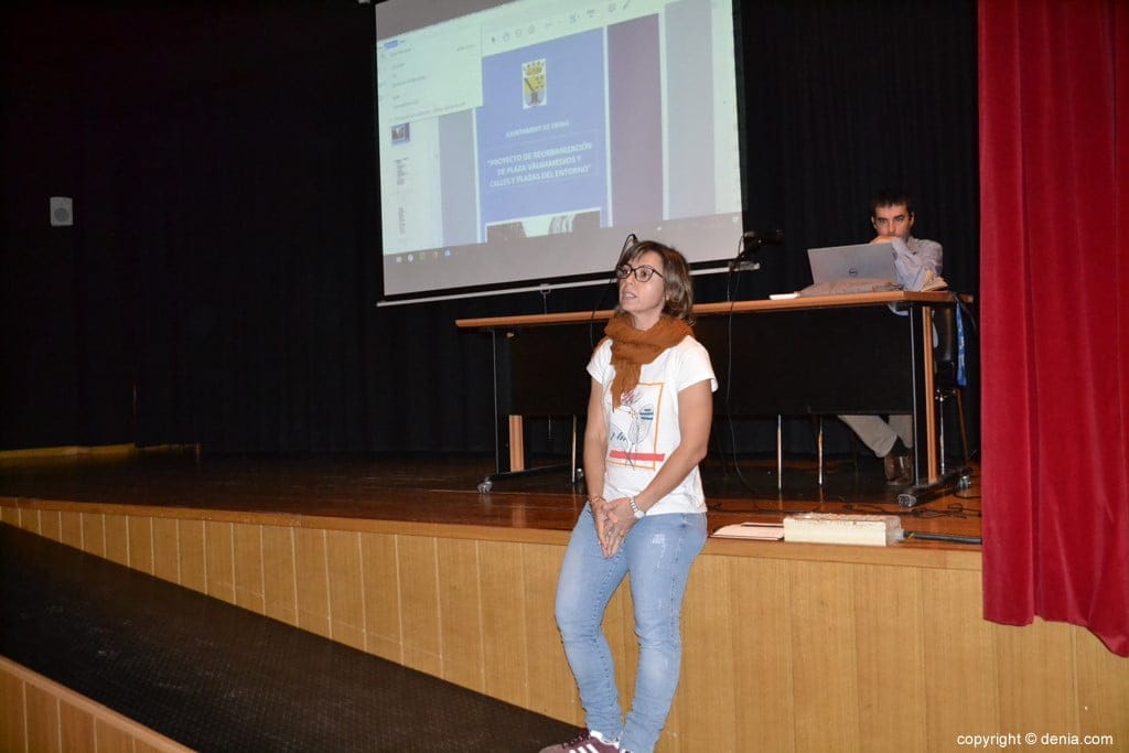 maria josep ripoll en la reunion de barrio