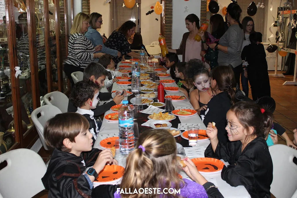 La Falla Oeste celebró con gran ambiente la fiesta de Halloween 2 merienda de las almas en falla oeste