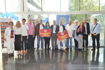 miembros de los clubes rotarios junto a personal del hospital de denia