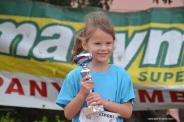 Niña dianense con su copa