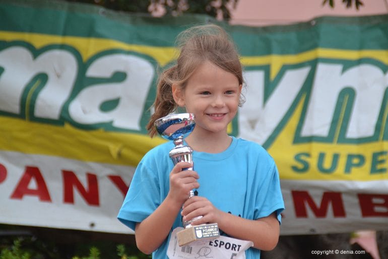 Niña dianense con su copa