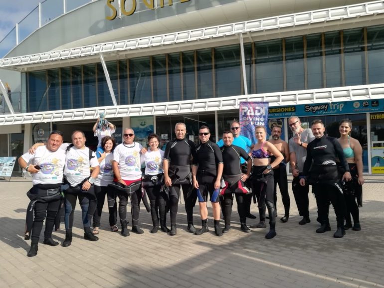 Participantes en la jornada de limpieza marina de Dénia