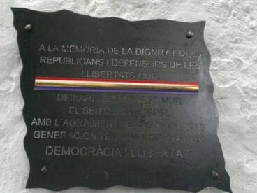 placa en memoria de los fusilados en la guerra civil en la marina alta