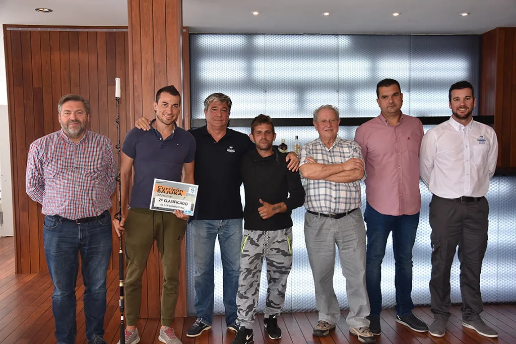 salva sendra recogiendo su premio