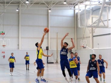 Un senior dianense lanzada al aro del CB Aspe