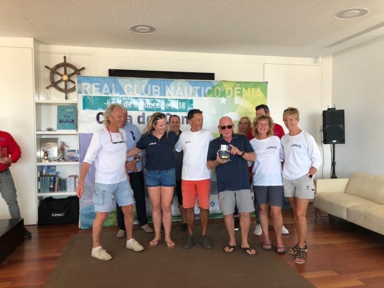 Una de las tripulaciones tras recoger sus trofeos