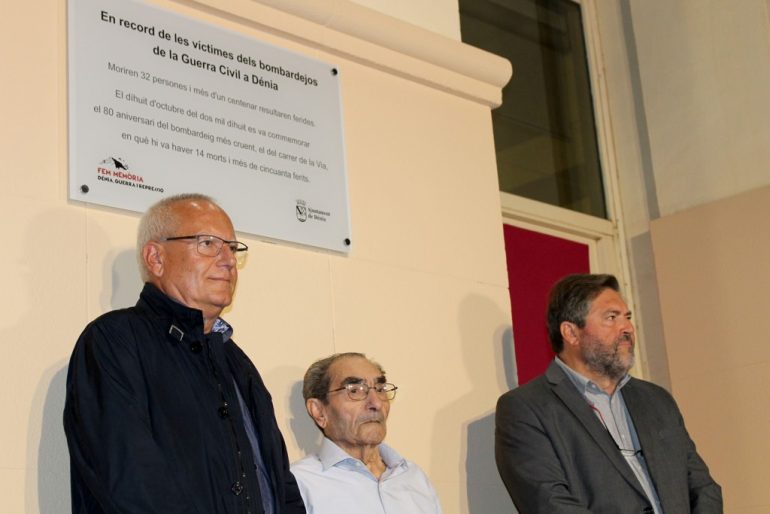 Una placa recuerda a las víctimas de bombardeos en Dénia