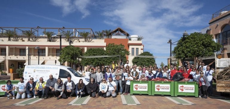 Voluntarios que participaron en Per una Mar Neta