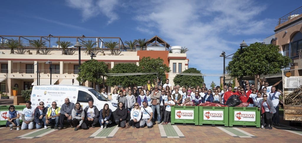 voluntarios que participaron en per una mar neta