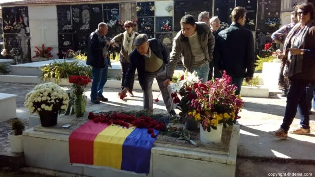08 homenaje del pspv de denia a los republicanos fusilados flores