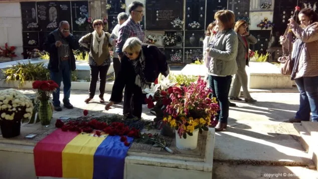 11 homenaje del pspv de denia a los republicanos fusilados flores