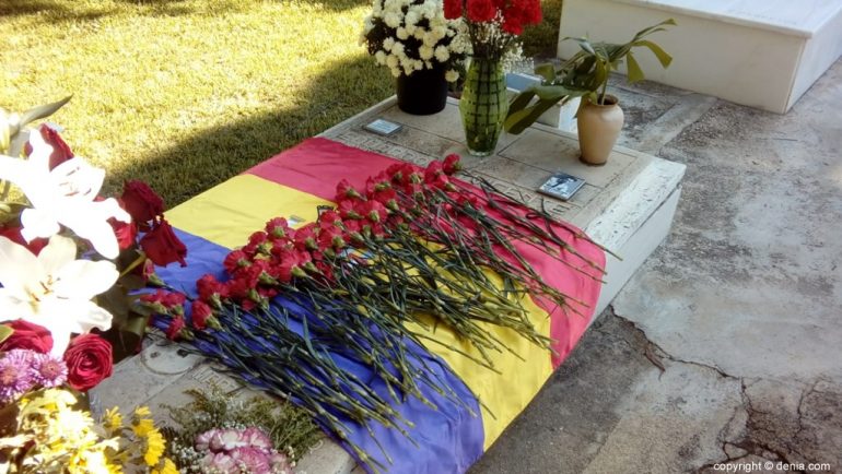 Homenaje del PSPV de Dénia a los republicanos fusilados - Flores en la fosa