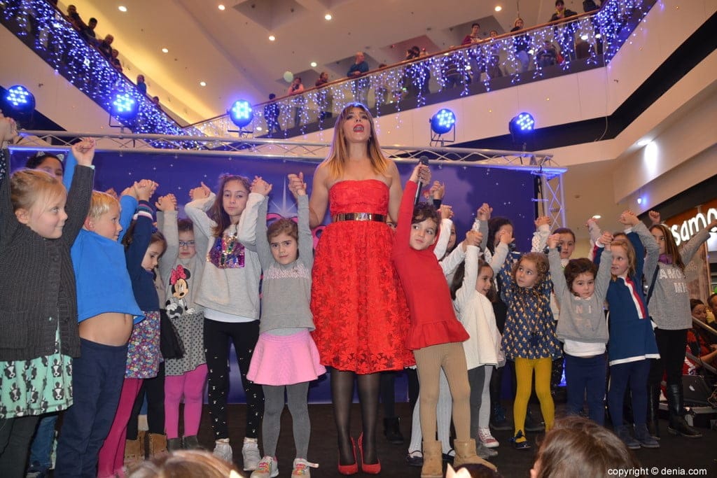 18 gisela en portal de la marina con ninos y ninas