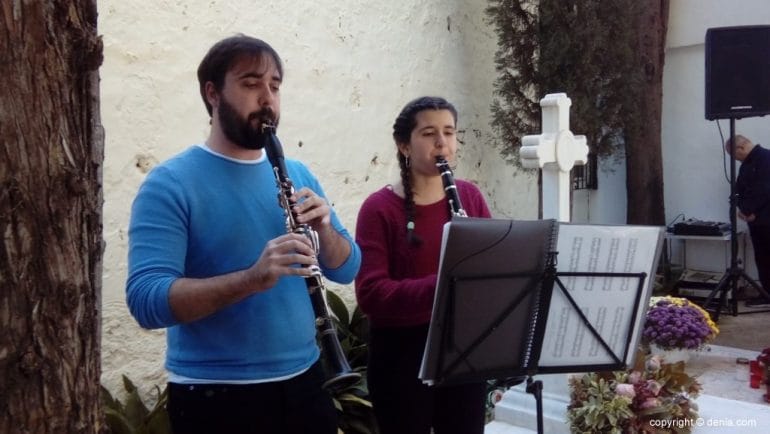 Homenaje del PSPV de Dénia a los republicanos fusilados - Músicos en directo