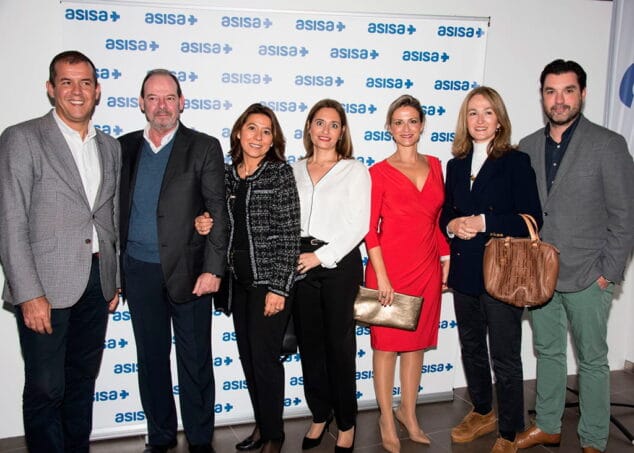 La delegada de ASISA en Alicante la Dra. Paula Gimenez junto a miembros de su equipo