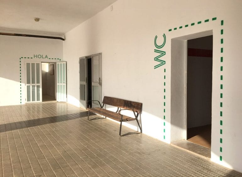 Acceso a las instalaciones del colegio Cervantes