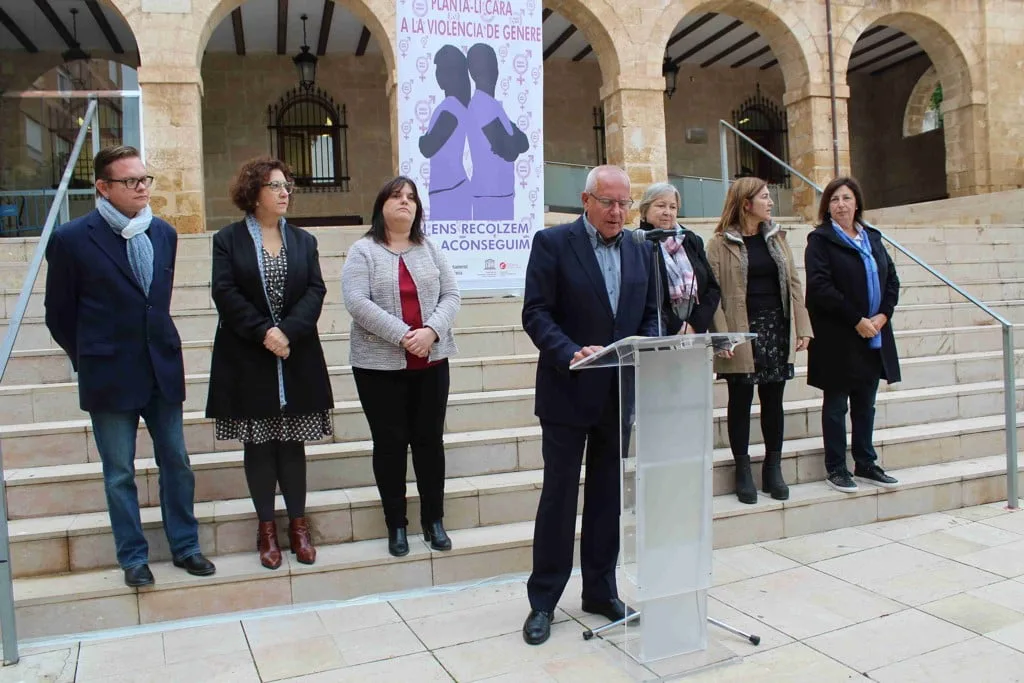 "¡Sal corriendo, no te calles, ni una más!"... el grito de Dénia contra la violencia de género 1 acto del dia contra la violencia de genero en denia