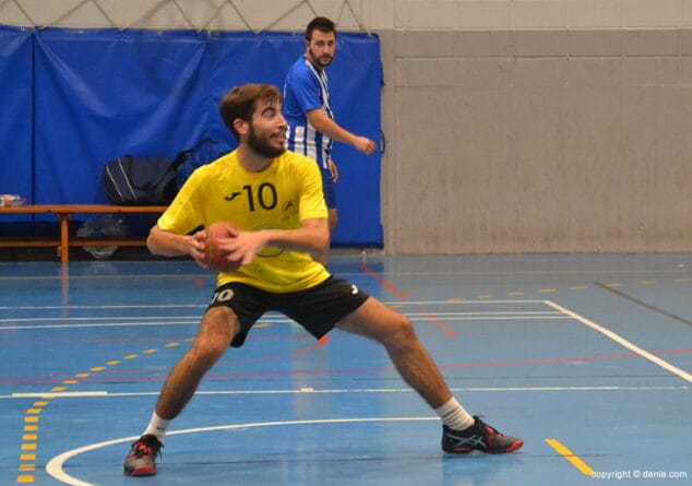 adrian carpi lanzando un penalty
