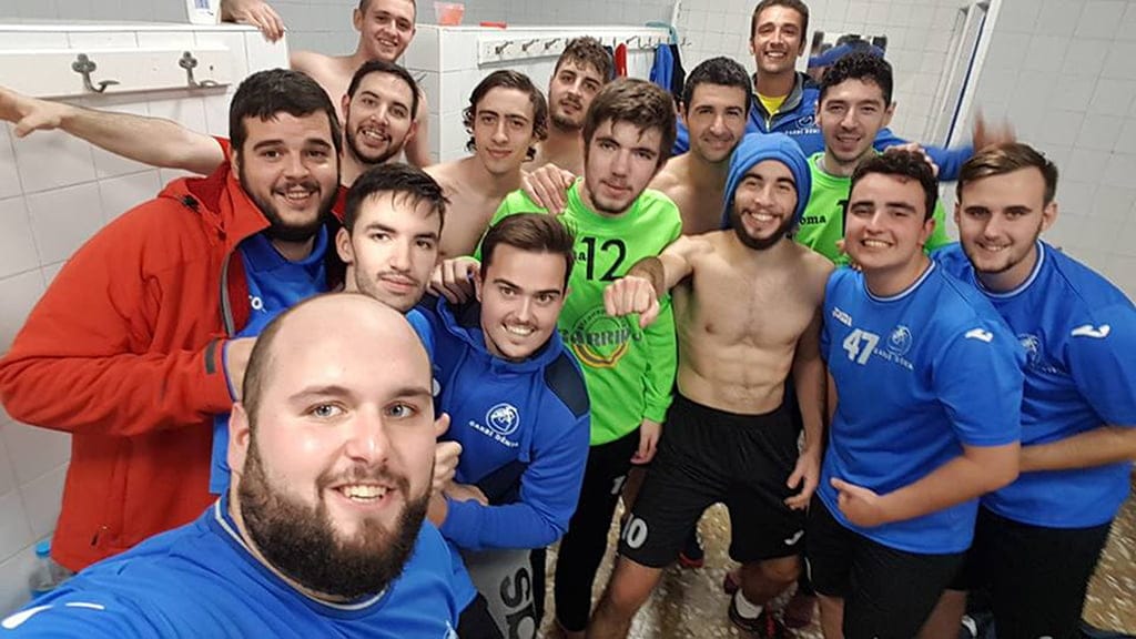 El Garbi Dénia se consolida como líder al vencer en Altea (19-21) 2 alegria en el vestuario por la victoria