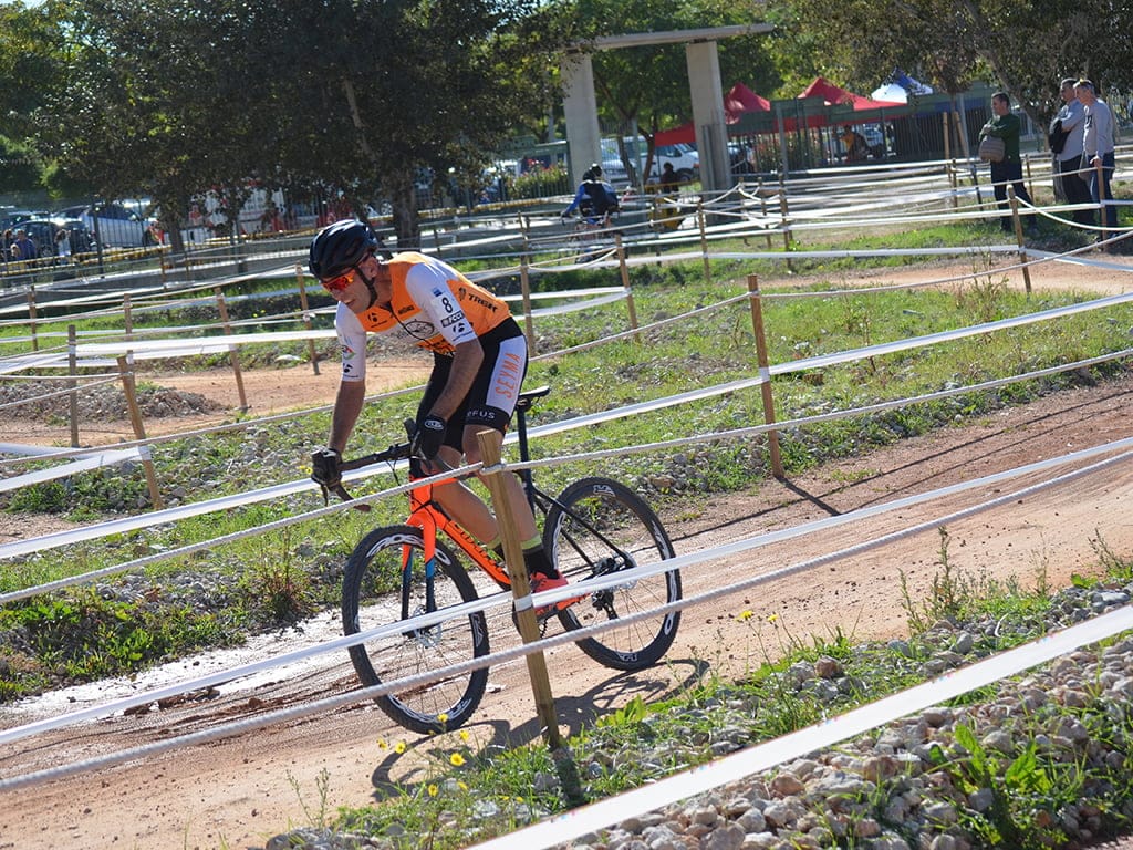 Jordi Gil del equipo Multiesport-UCMontgó fue segundo en el 'III Duatlón Cross de Alfarp' 2 alejandro segui durante la prueba de ciclocross