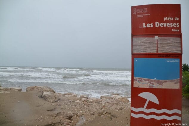 alerta roja denia estado de la playa de les deveses