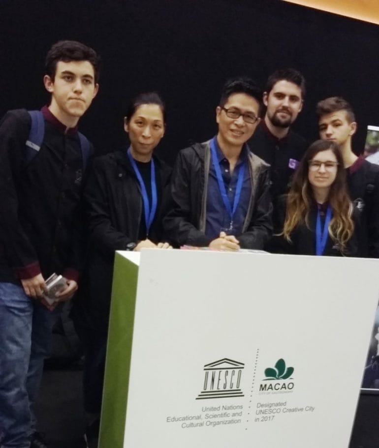 Alumnos del María Ibars con la delegación de Macao