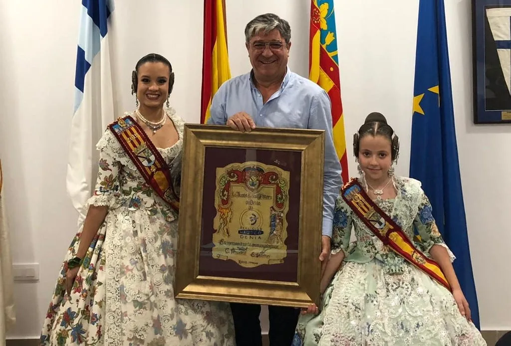 Las falleras mayores de Dénia visitan el Real Club Náutico para agradecer su colaboración con la Junta Local Fallera 1 amparo petrie y neus suarez junto a jaime portoles