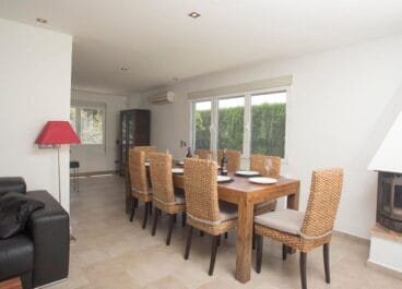 Amplia zona comedor Aguila Rent a Villa