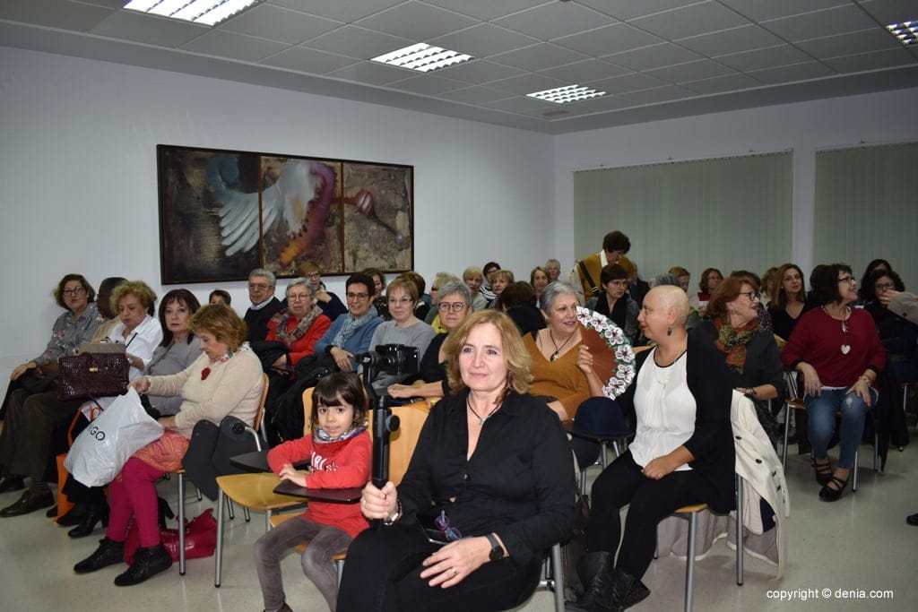 asistentes a la presentacion del calendario solidario de amunt