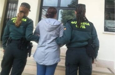 autora del abrazo violento