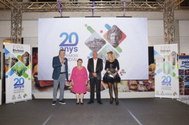 Autoridades en la inauguración de la feria de Eivissa en Dénia