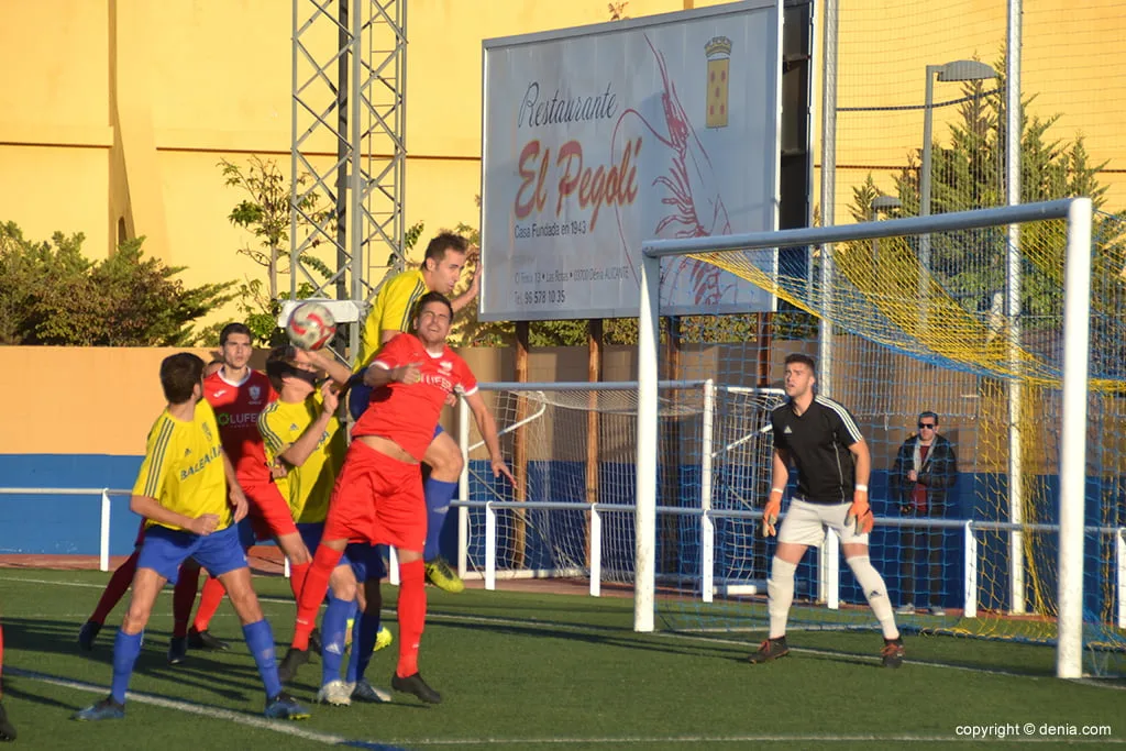 El derbi entre el CD Dénia y Pego CF deparó más goles que buen fútbol (4-3) 2 balon sobre el area del cd denia