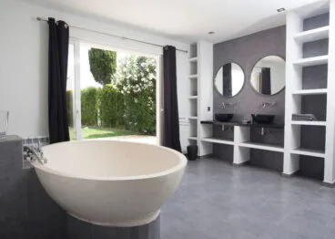Bañera con ventanal Aguila Rent a Villa