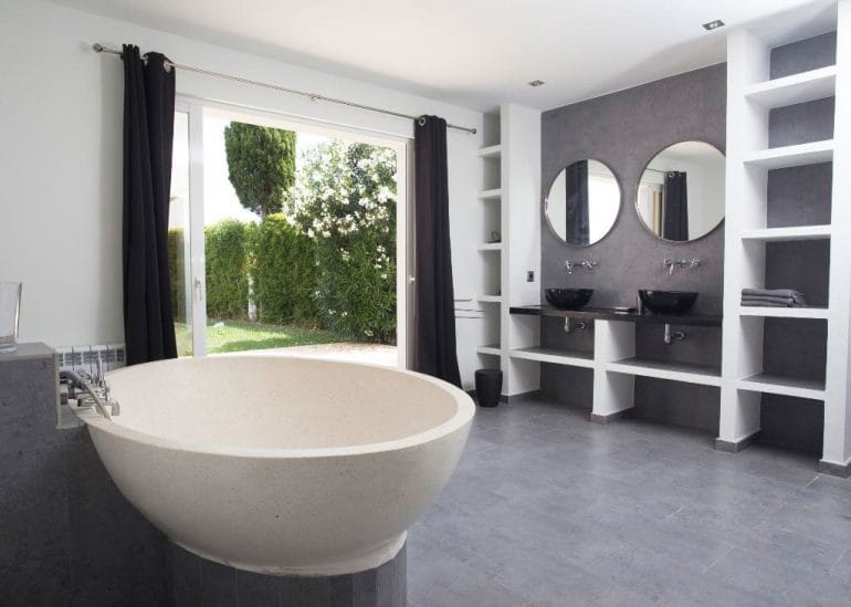Bañera con ventanal Aguila Rent a Villa