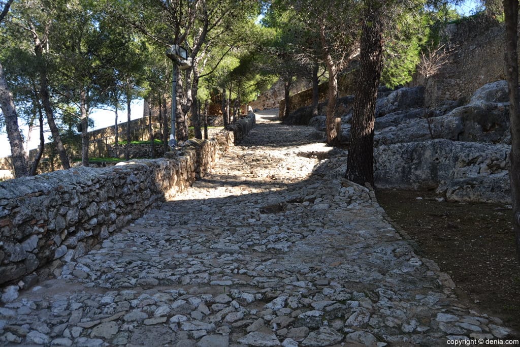 Visita guiada a la Iglesia de Santa María y el Fossar de la Vila del Castell de Dénia 1 castillo de denia interior del recinto
