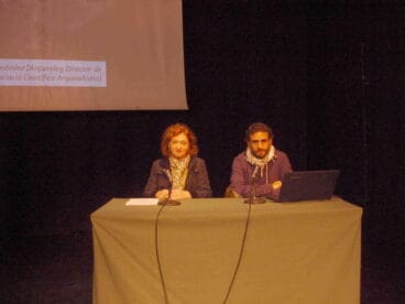 charla sobre fosas comunes en denia