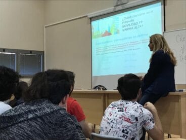 Charla sobre las becas Erasmus en el IES de Xàbia
