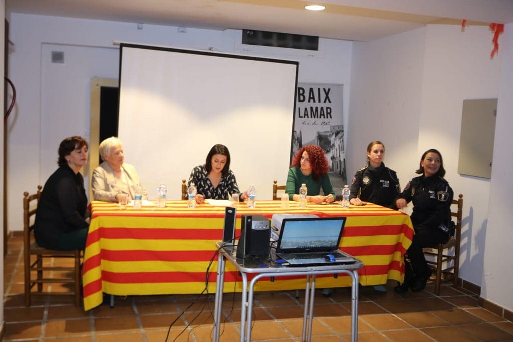 charla sobre violencia de genero e igualdad en baix la mar