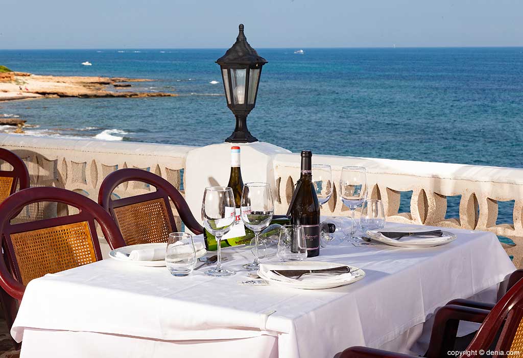 comida con vistas al mar en restaurante mena