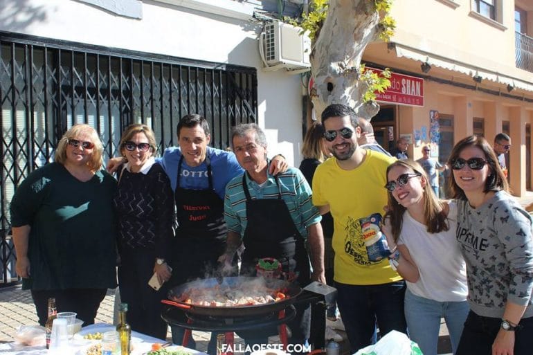 Concurso de paellas en la falla Oeste