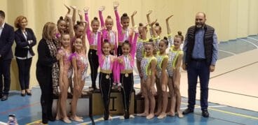 conjunto alevín club calpe con las gimanstas dianenses nicol stella y sofia  campeon provincial