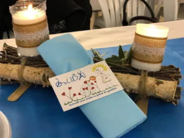 Decoración de la mesa de la cena benéfica