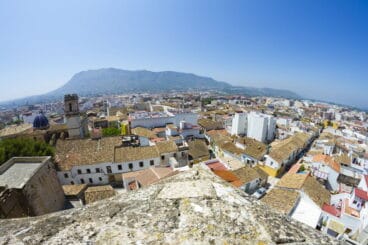 denia con el montgo de fondo