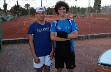 Dos jugadores cadetes de la Liga CEMA