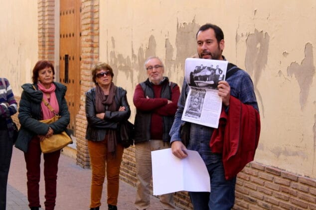 el historiador jaume sau durante la visita guiada