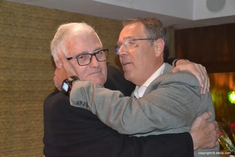Emotivo abrazo entre Sivera y José Manuel Llorca