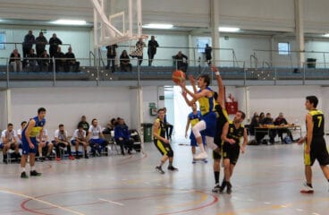 entrada a canasta de un senior dianense ante el cd onil